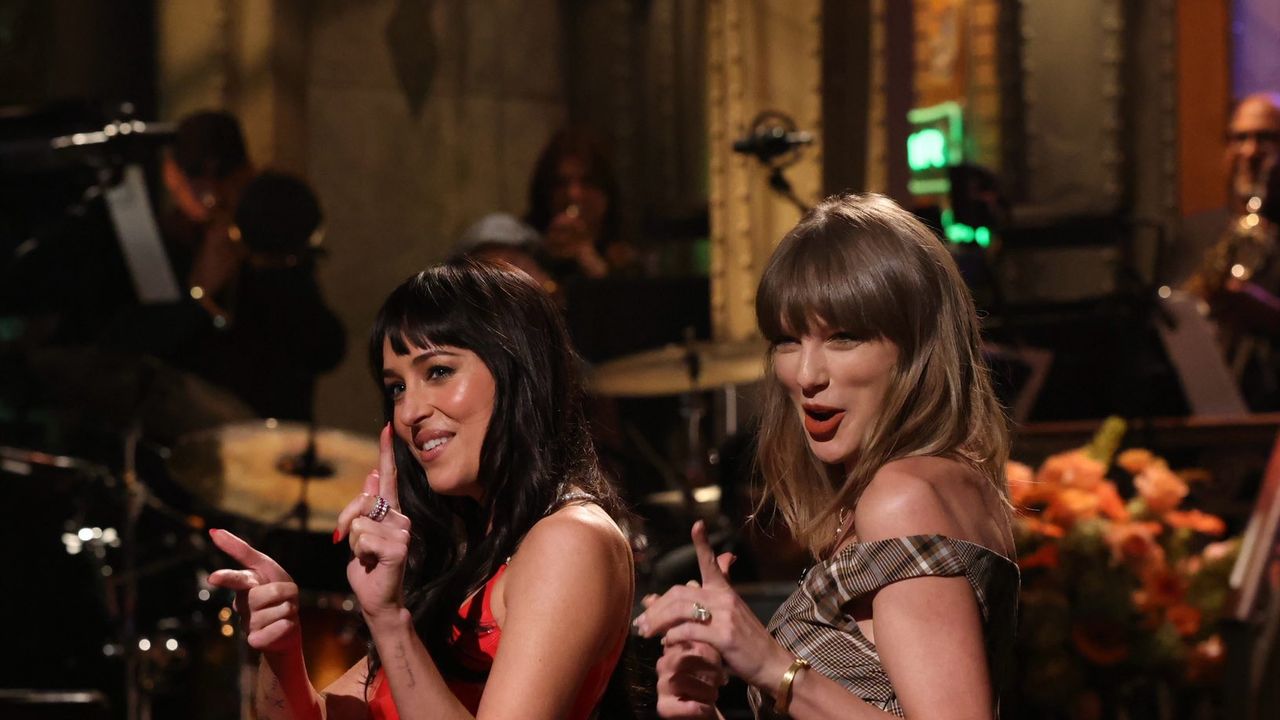 On ‘SNL,’ Taylor Swift and Dakota Johnson Prove Bestie Style Doesn’t Have to Mean Matchy-Matchy