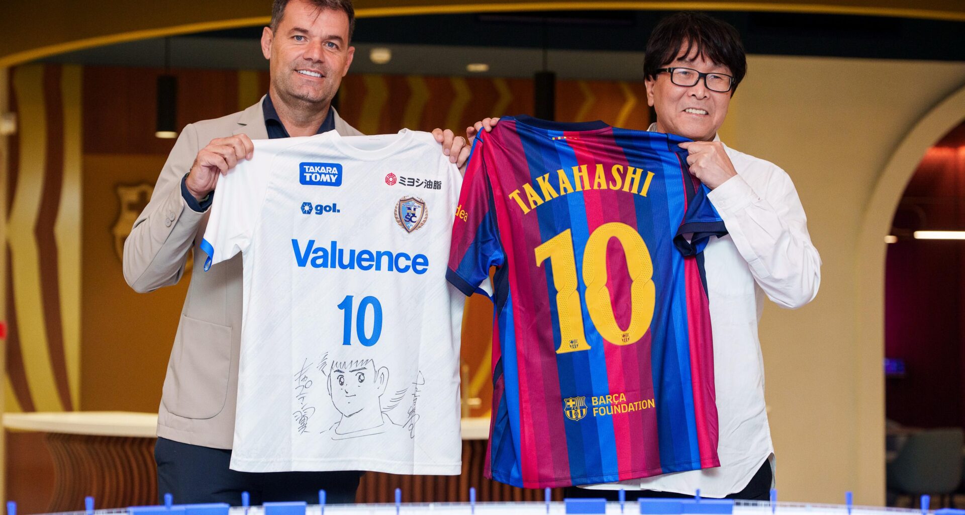 The creator of Captain Tsubasa visits FC Barcelona