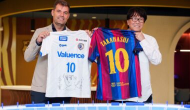 The creator of Captain Tsubasa visits FC Barcelona