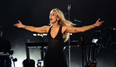 Miley Cyrus Live at the Hollywood Bowl: Night One Highlights