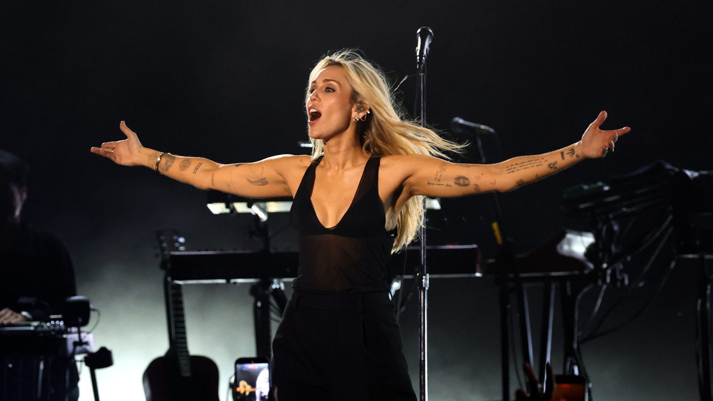 Miley Cyrus Live at the Hollywood Bowl: Night One Highlights