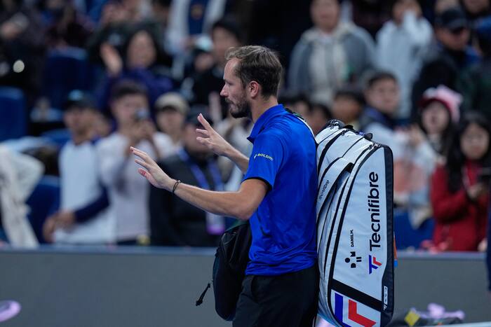 Medvedev advances at Shanghai in his first match since his China Open disqualification