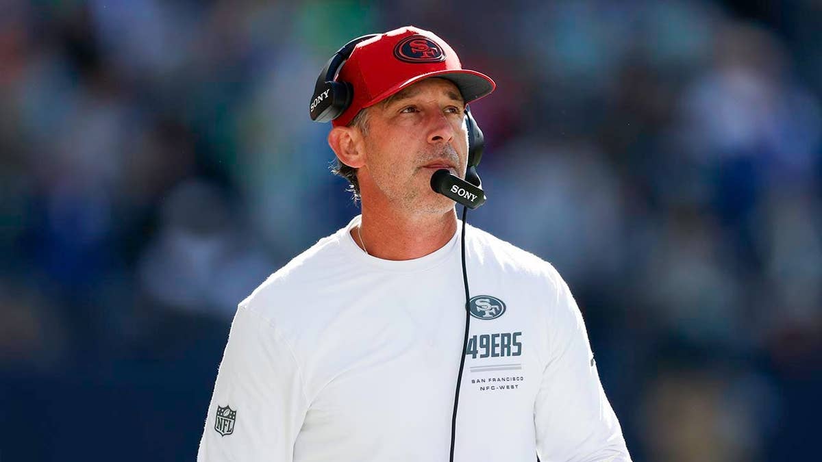 Kyle Shanahan looking on during an NFL game
