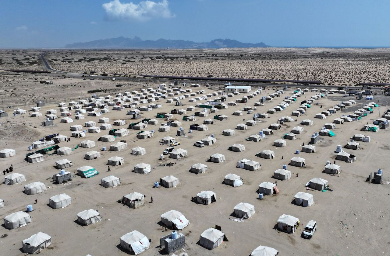 Houthis say 2 dead at gas station as fighting around Taiz intensifies, and other Mideast news
