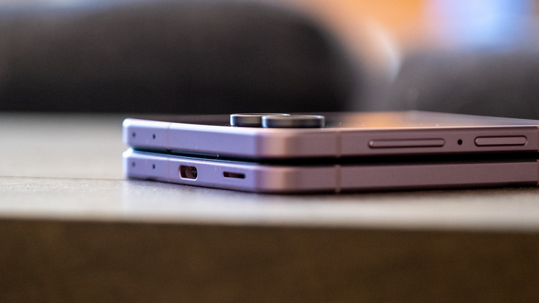 Samsung Galaxy Z Flip 8 USB-C port