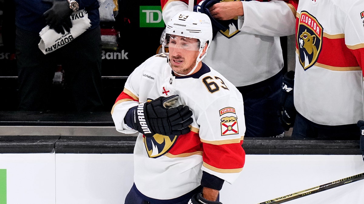 Brad Marchand salutes crowd