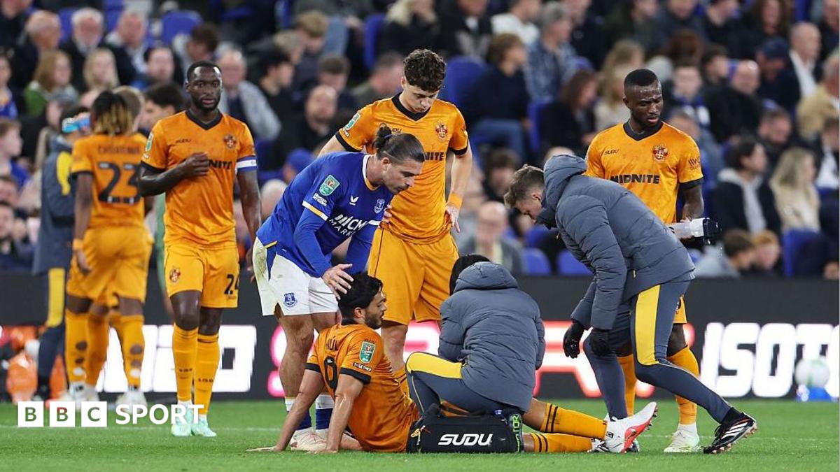 Raul Jimenez had to be substituted seven minutes before half-time in Wolves' 1-0 Carabao Cup defeat at Everton on 16 September