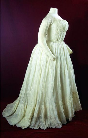 Robe en chemise worn by Madame Oberkampf, c. 1787, Musée de la Toile de Jouy