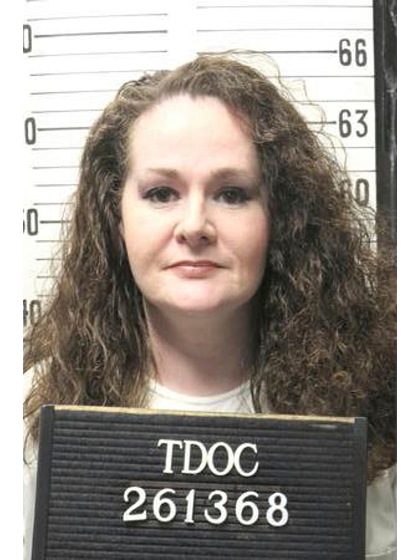 A mugshot of Christa Pike holding a board.