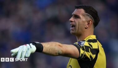 Chelsea goalkeeper Emiliano Martinez points