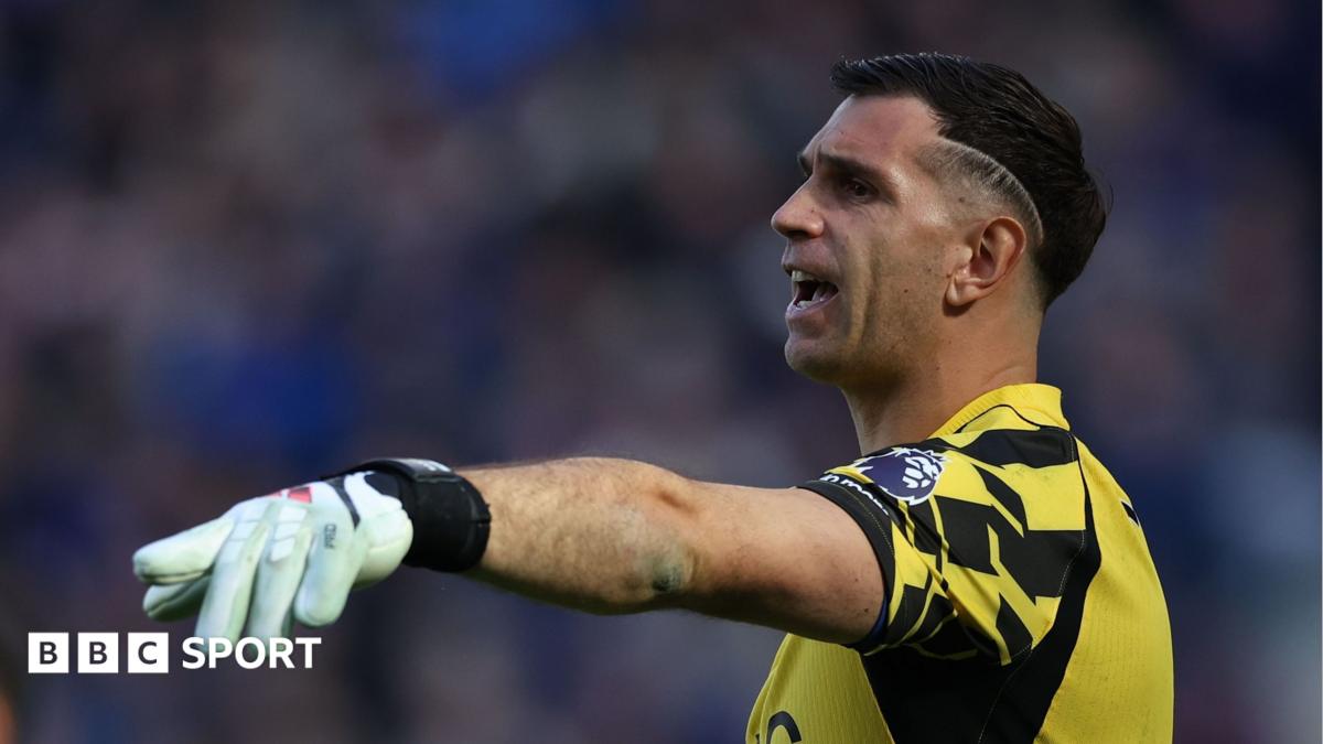 Chelsea goalkeeper Emiliano Martinez points