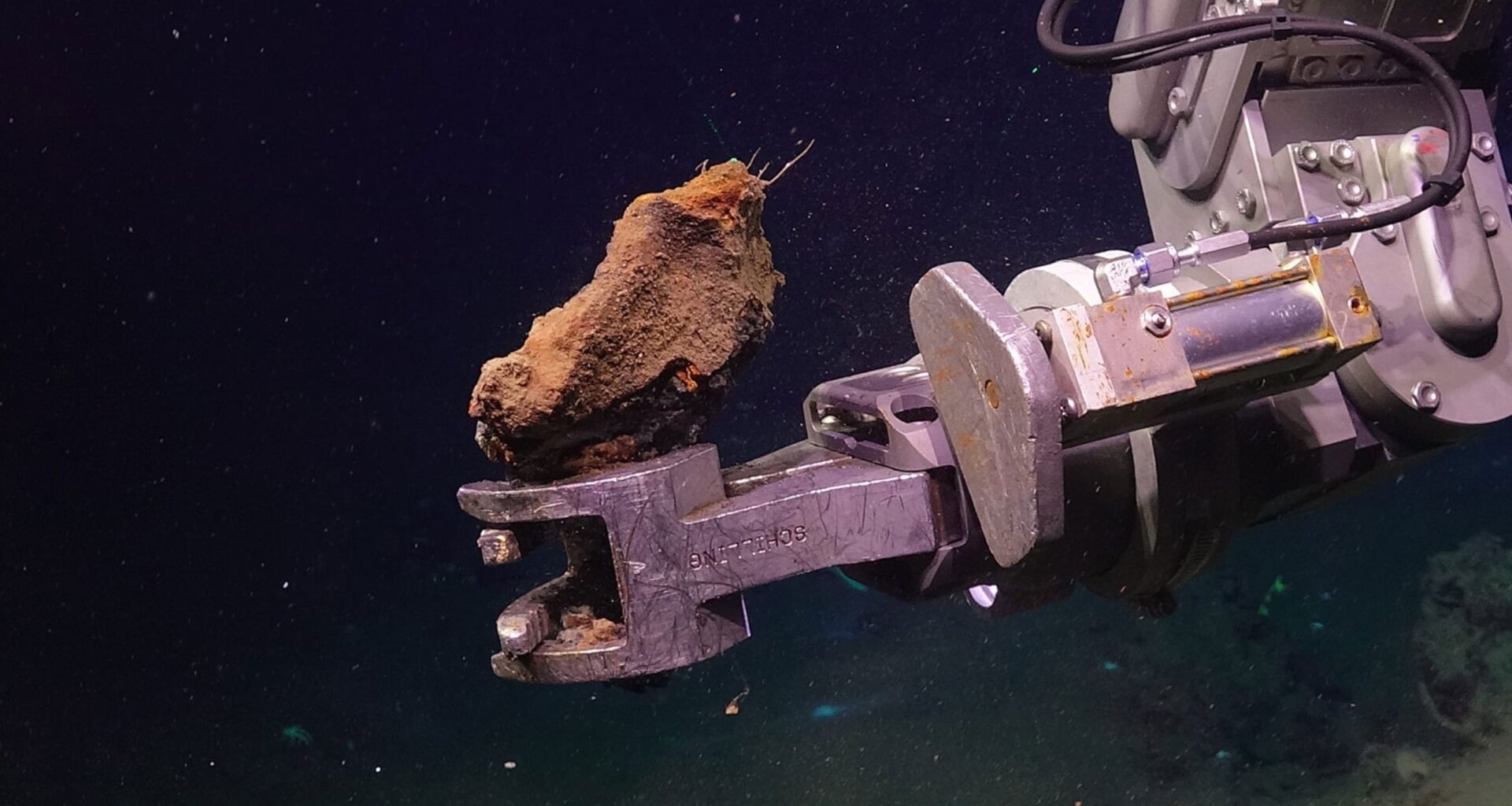 Scientists Collected Deep-Sea Rocks. They Spontaneously Caught Fire in The Lab. : ScienceAlert
