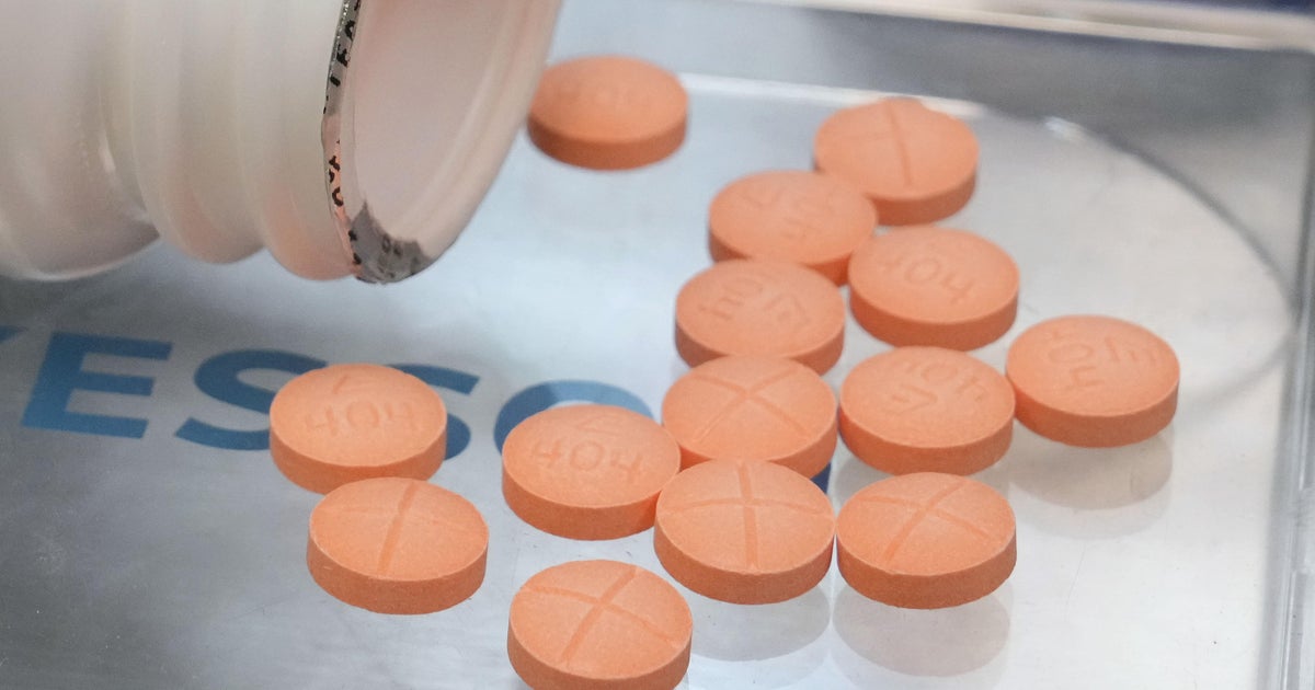 Pharmacist offers alternative as prescription drug costs drive Americans to Canada