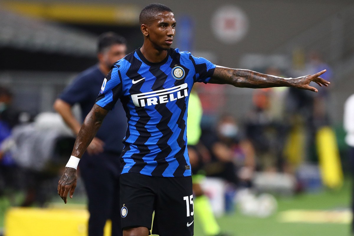 MILAN, ITALY - JULY 28: Ashley Young of FC Internazionale gestures during the Serie A match between FC Internazionale and SSC Napoli at Stadio Giuseppe Meazza on July 28, 2020 in Milan, Italy. (Photo by Marco Luzzani/Getty Images)