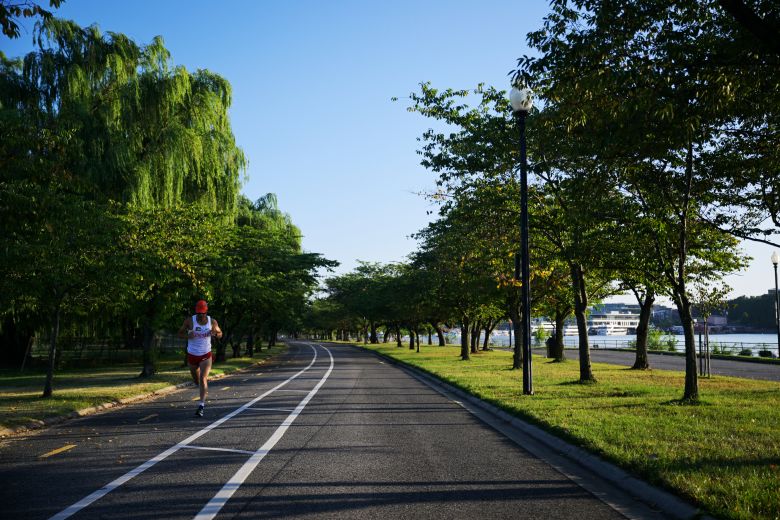 Marathon runner Mo'ath Alkhawaldeh goes on a run around Hains Point.