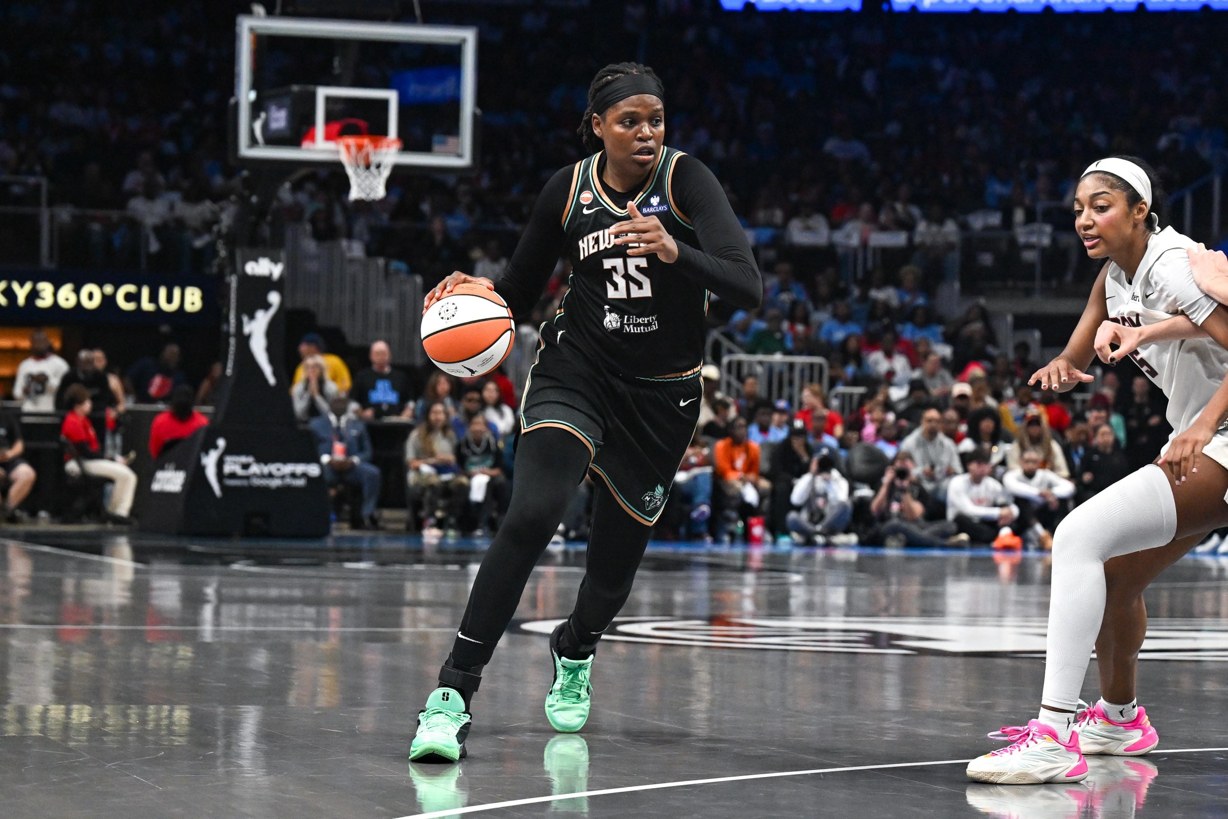 Jonquel Jones aims to drive on Angel Reese.