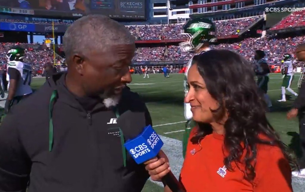 Jets head coach Aaron Glenn (l.) is interviewed by CBS Sports' Aditi Kinkhabwala (r.) during halftime against the Patriots on Oct. 18, 2026.