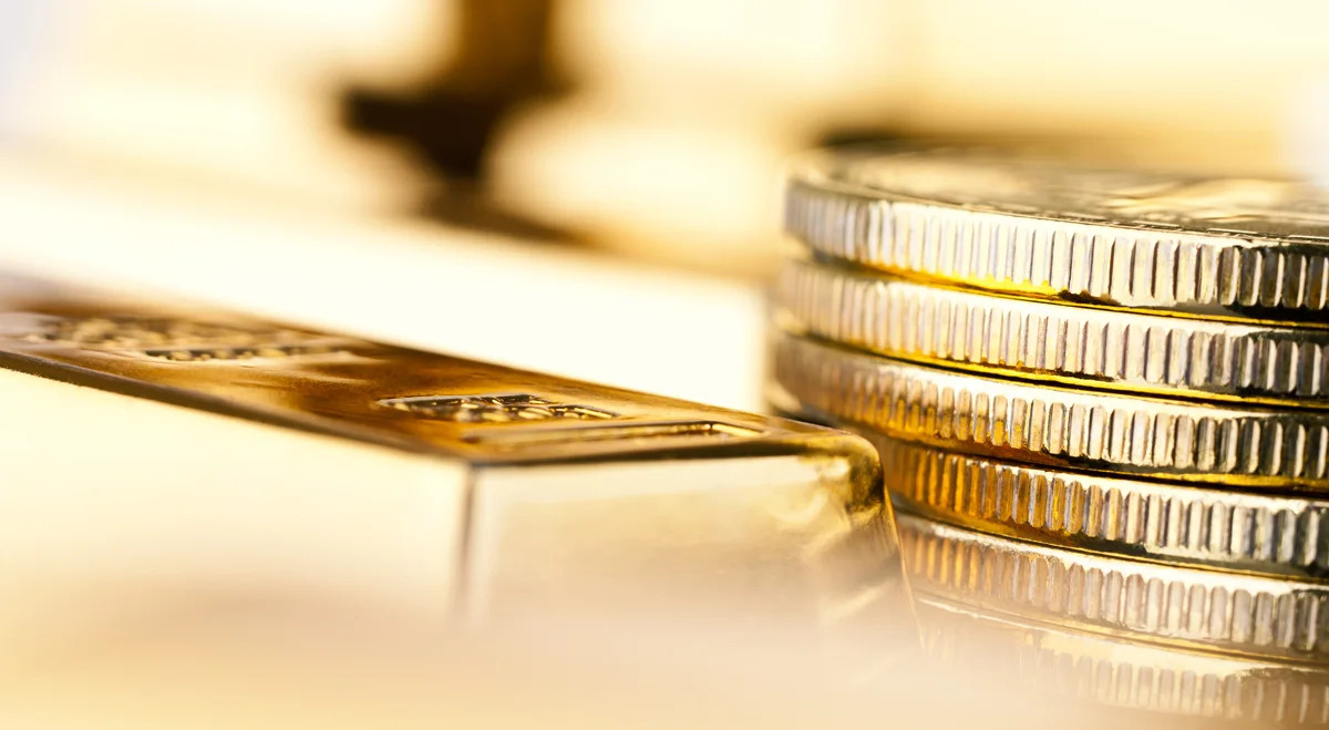 Gold Prices Gain as US Employment Data Lowers October Fed Hike Probability