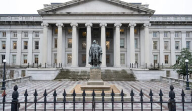 US budget deficit grows to nearly $2 trillion, highest since 2021