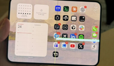 Apple’s Foldable iPhone Duo Draws Early Complaints of the Screen Cracking