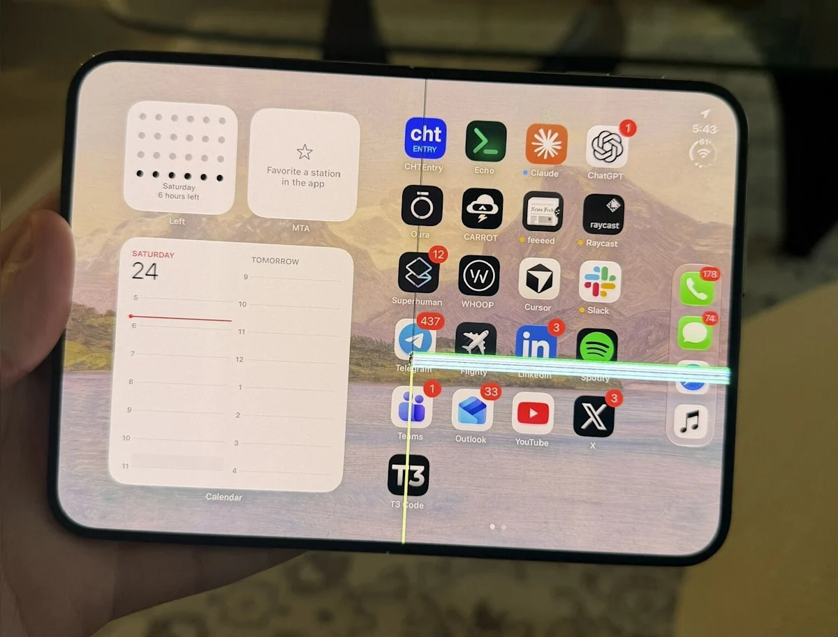 Apple’s Foldable iPhone Duo Draws Early Complaints of the Screen Cracking