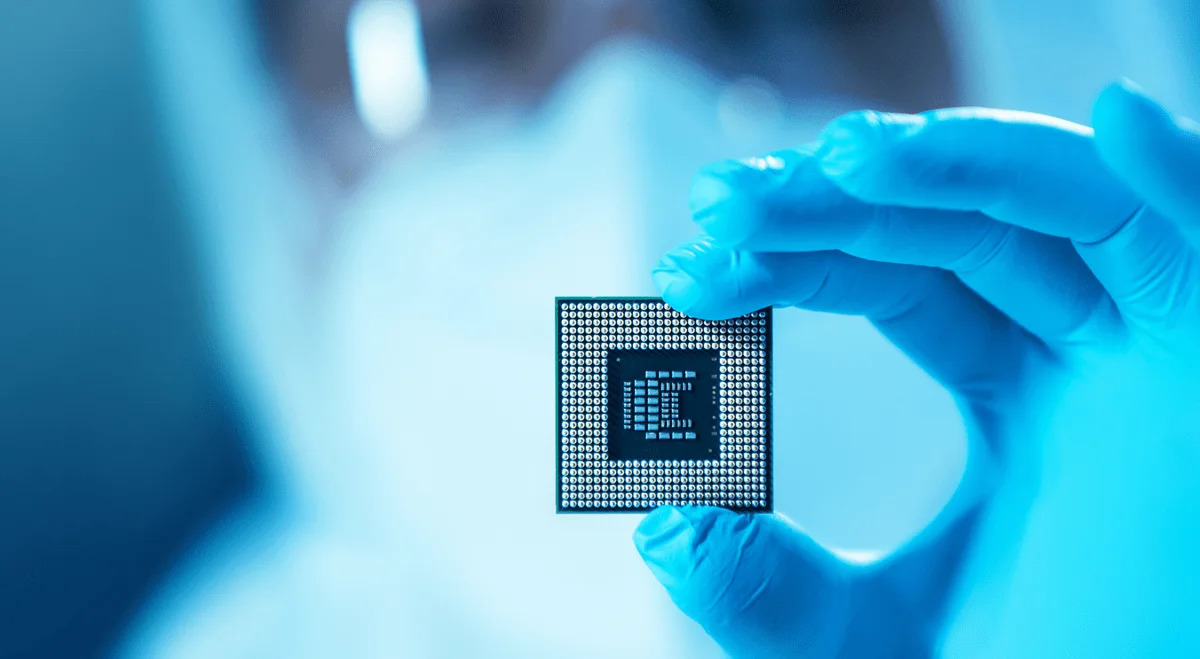 AMD Shares Fall 6.5% as Intel’s Weak PC Market Forecast Raises Semiconductor Demand Concerns