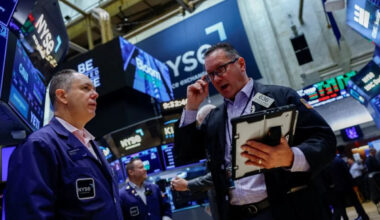 S&P 500 ends higher as traders shift from AI to healthcare