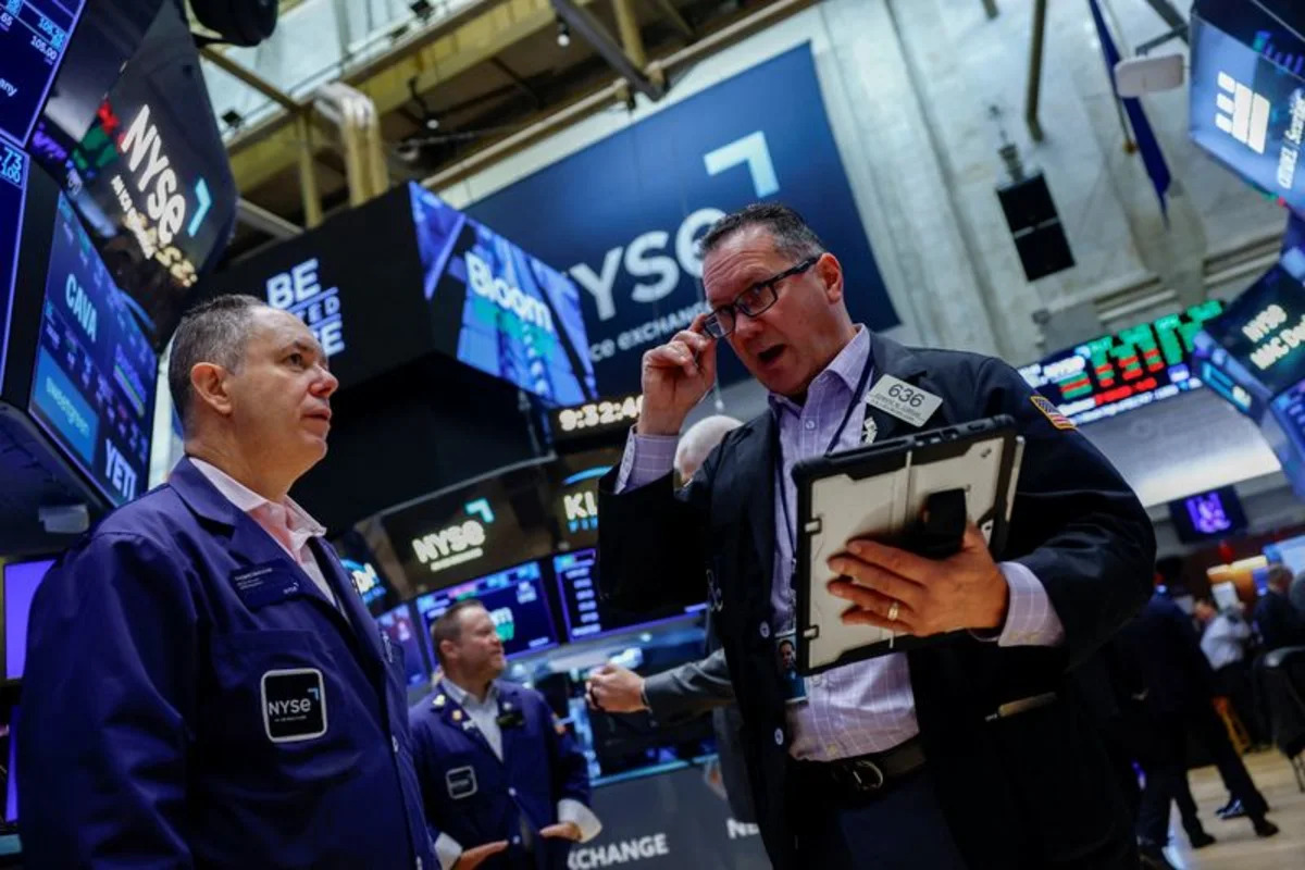 S&P 500 ends higher as traders shift from AI to healthcare
