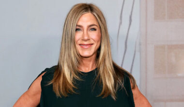 Jennifer Aniston's 30-minute workout uses simple Pilates exercises and light weights to boost strength