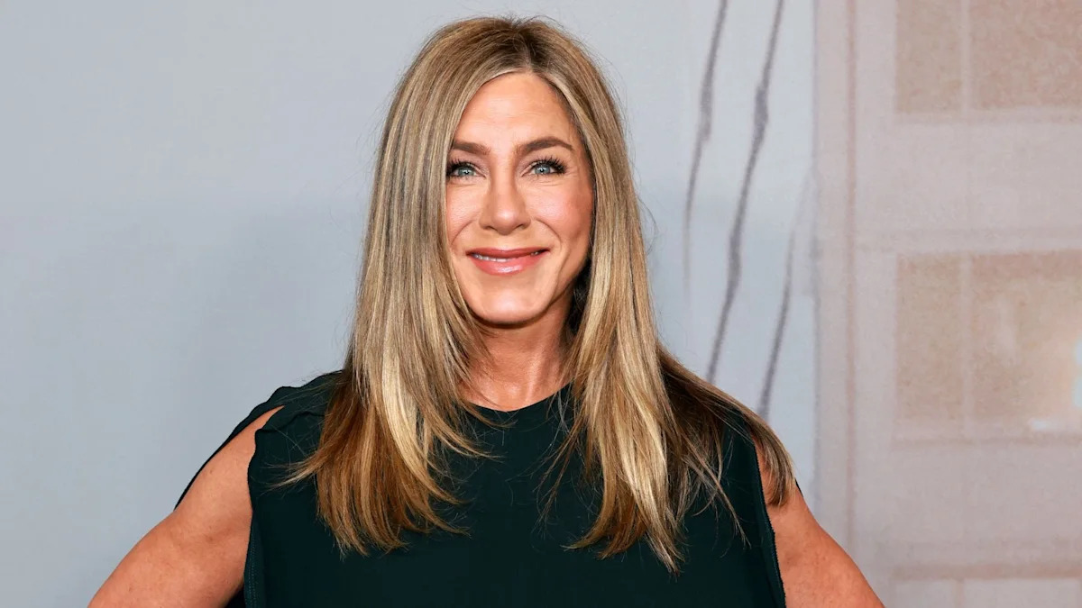 Jennifer Aniston's 30-minute workout uses simple Pilates exercises and light weights to boost strength