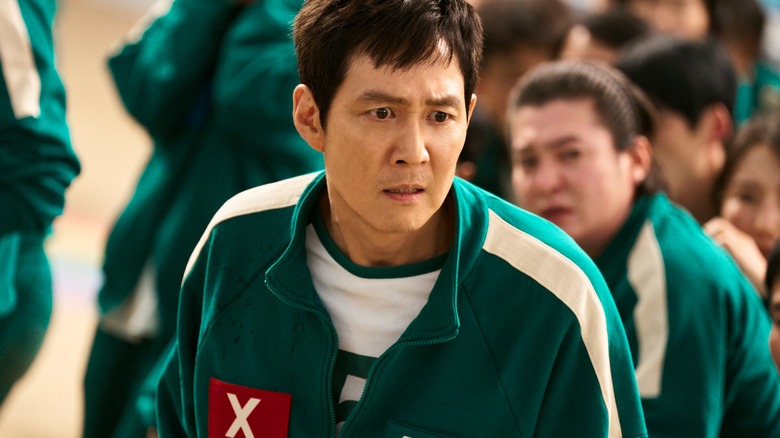 Seong Gi-hoon looks ahead in alarm during an episode of 