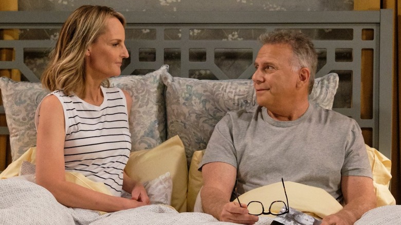 Helen Hunt and Paul Reiser as Jamie and Paul sitting in bed in Mad About You