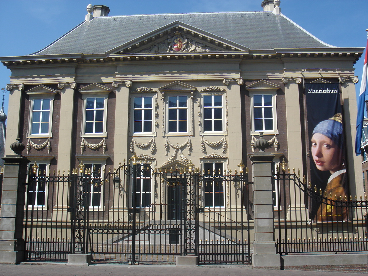 mauritshuis museum front facade
