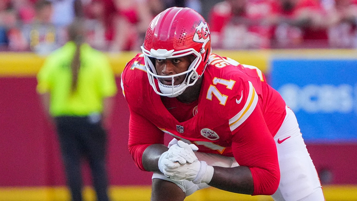 Josh Simmons lines up against the Baltimore Ravens