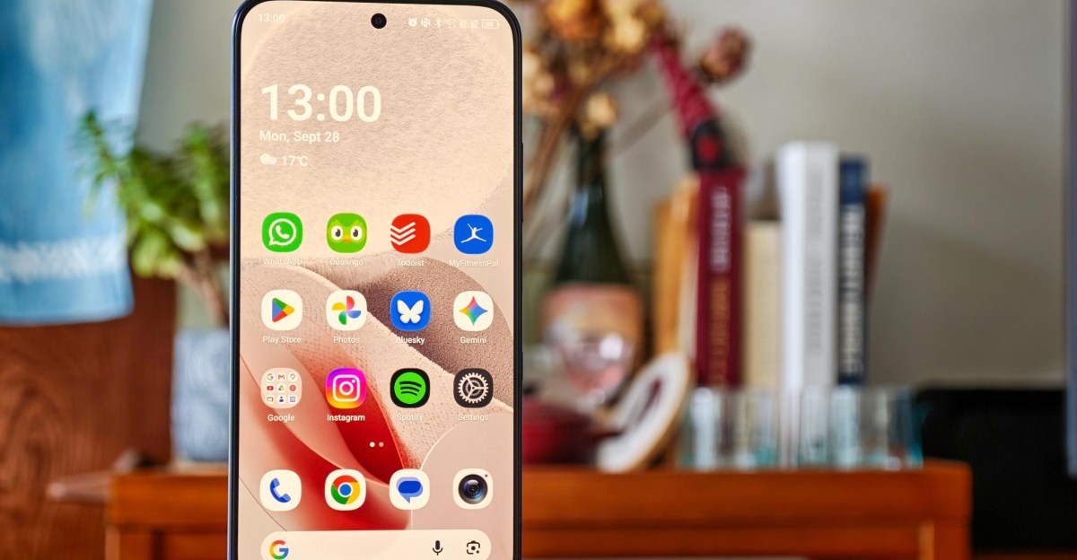TCL’s paperlike OLED phone made me more excited for the iPhone Duo