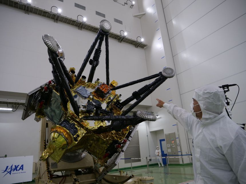 Markus Grebenstein, German Aerospace Center project leader for the Idefix rover, points to the rover's position (marked in orange) between the landing legs.