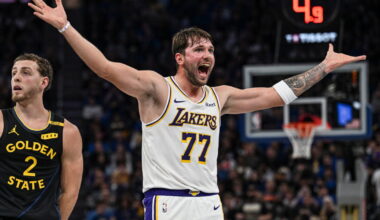 Lakers blow 25-point lead in double-digit loss to Warriors