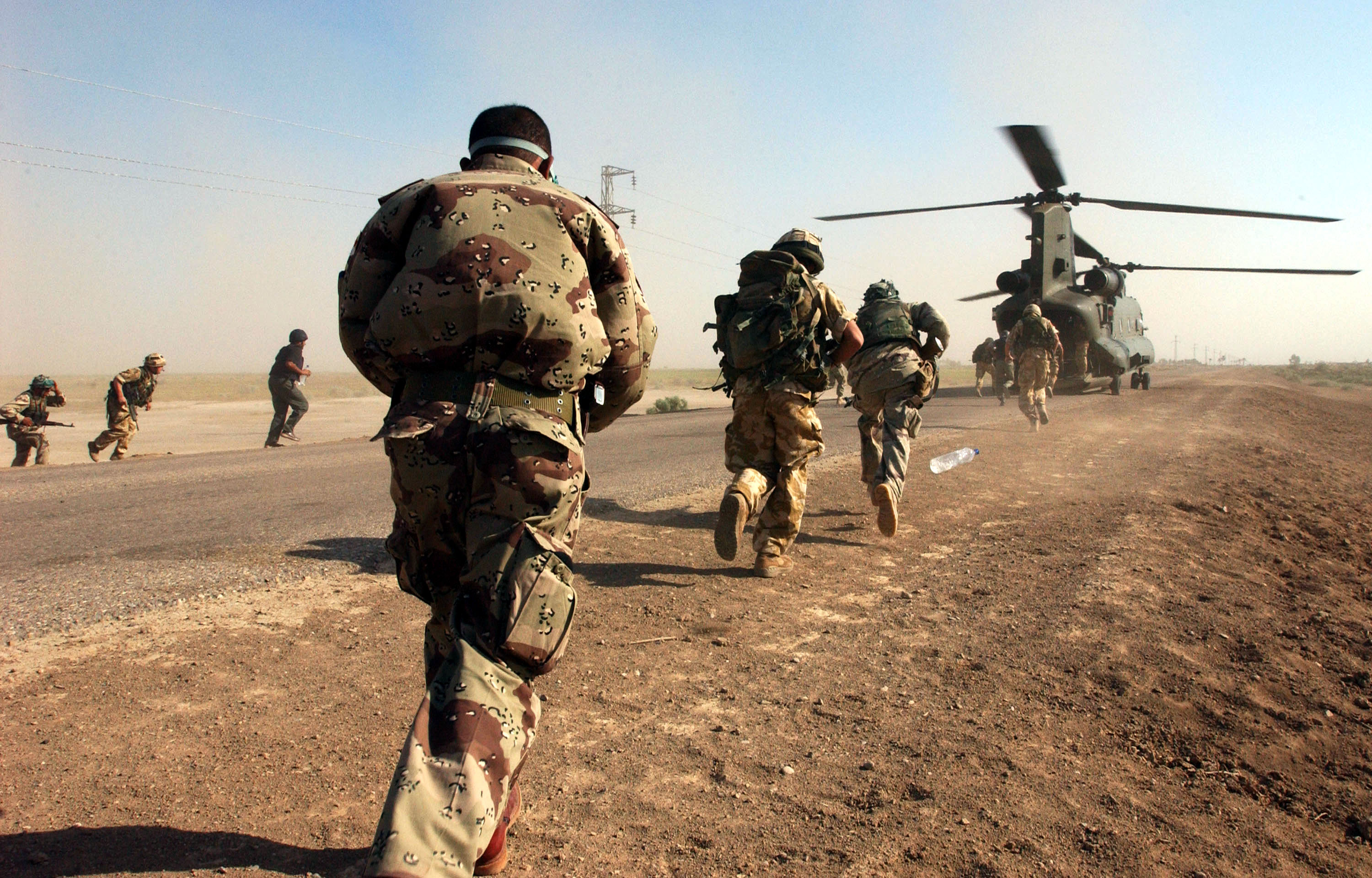 British and Iraqi soldiers reboarding a Chinook helicopter in Iraq.