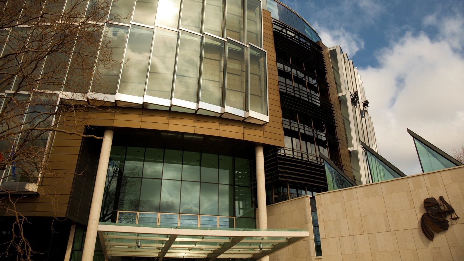 Garda found guilty of assaulting teenager in Temple Bar