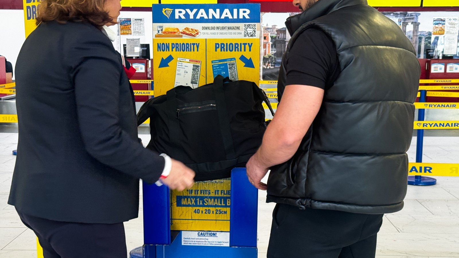 Ryanair pays staff for identifying oversize cabin bags