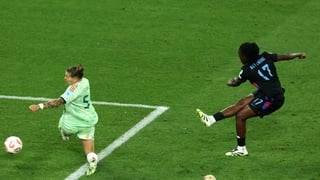 Michelle Agyemang of England scores her team's first goal under pressure from Elena Linari of Italy during the UEFA Women's EURO 2025 Semi-Final match between England and Italy at Stade de Geneve on July 22, 2025 in Geneva.