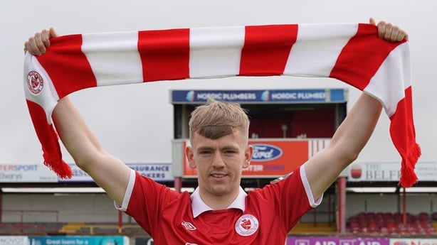 Ciaron Harkin signing for Sligo Rovers
