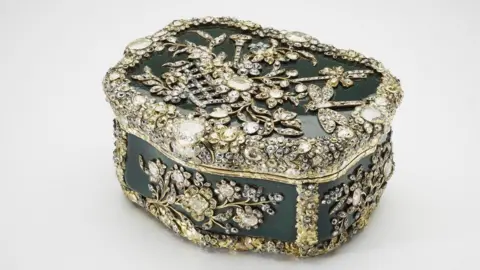 ROYAL COLLECTION TRUST The Fabrique Royale snuff box, covered in diamonds