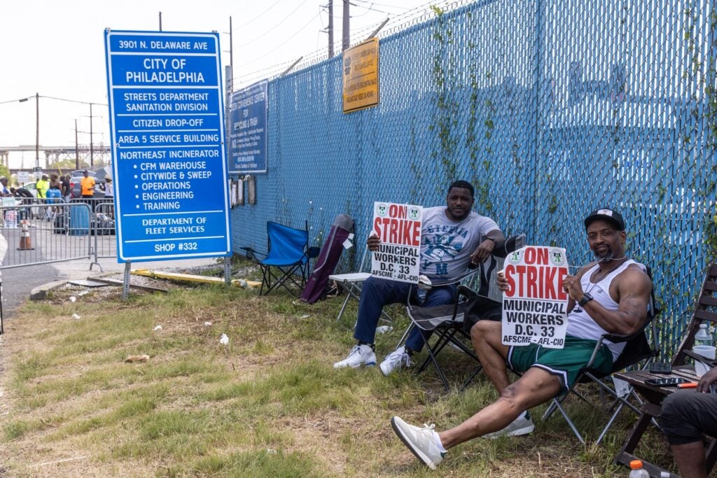 Members of DC33 picketing outside the Sanitation Convenience Center on Richmond Street