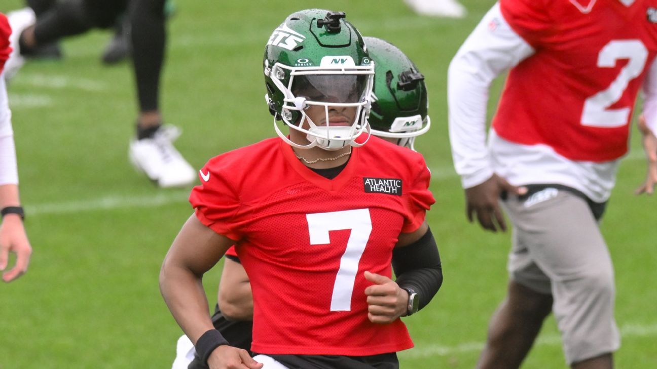 Jets QB Justin Fields suffers right toe injury in camp