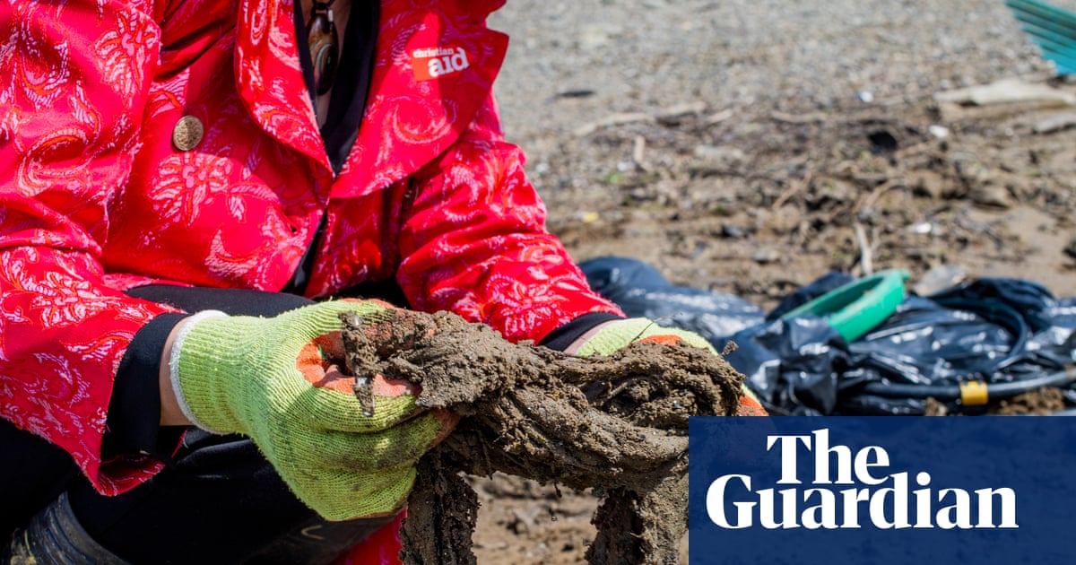 Make wet wipe producers pay for polluting England’s waterways, says report | Pollution