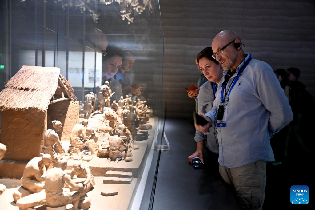 Participants of SCO Media and Think Tank Summit visit various locations in Henan