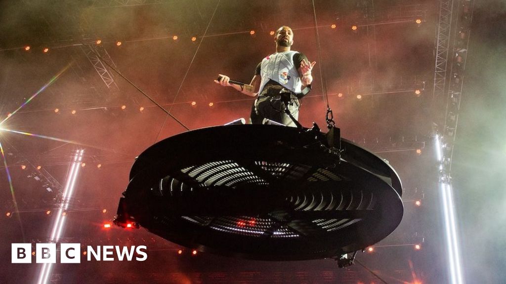 Disappointment as Drake's final Wireless set ends after 40 minutes