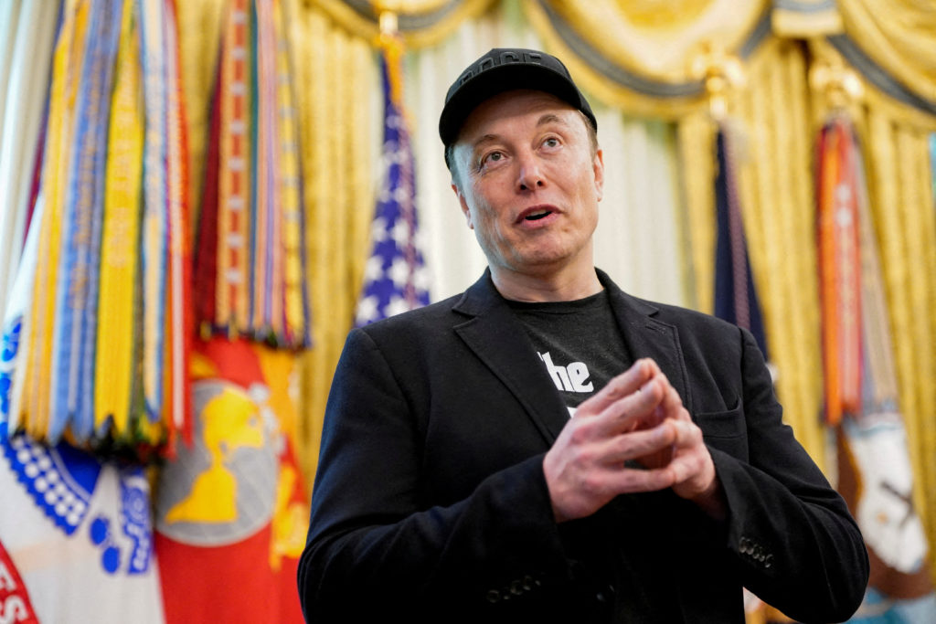FILE PHOTO: FILE PHOTO: Elon Musk attends a press conference at the White House