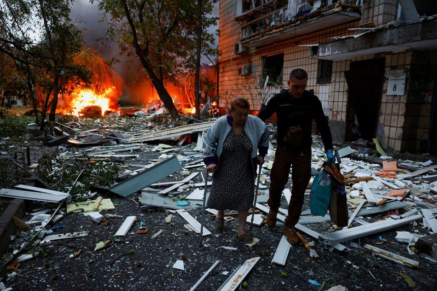 A woman receives assistance as she leaves the apartment building hit during Russian missile and drone strikes, amid Russia’s attack on Ukraine, in Kyiv, Ukraine July 31, 2025. REUTERS/Valentyn Ogirenko